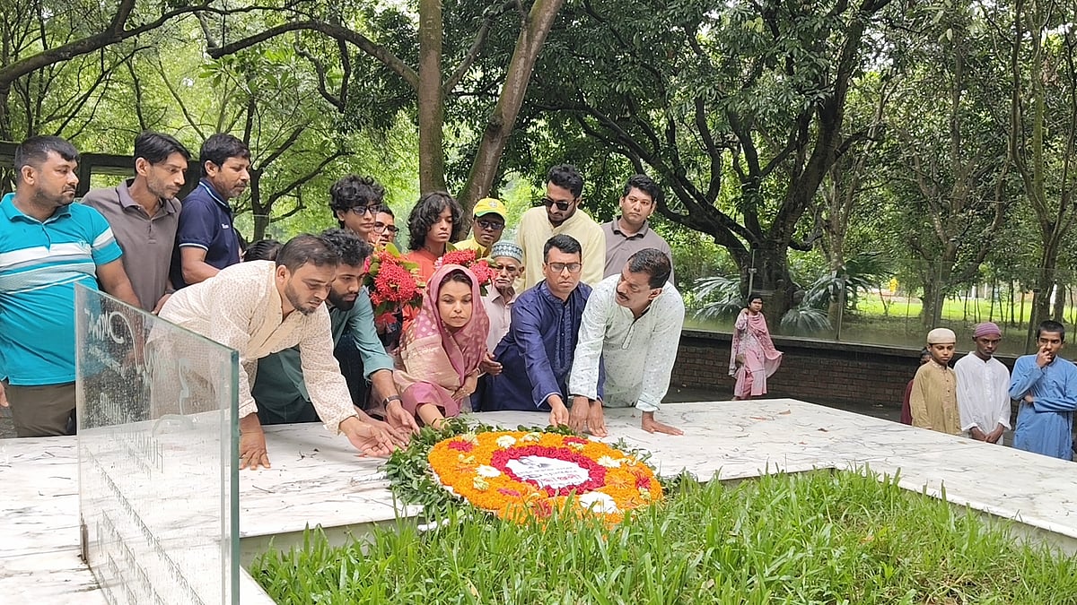 হুমায়ূন আহমেদের মৃত্যুবার্ষিকী পালিত, সরকার–রাষ্ট্র কারও কাছে কিছু চাওয়ার নেই শাওনের