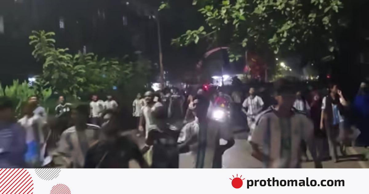 বিশ্বকাপের ফাইনাল: ব্যারিকেড ভেঙে ঢাকা বিশ্ববিদ্যালয়ে ঢুকেছেন লোকজন বিশ্বকাপের ফাইনাল: ব্যারিকেড ভেঙে ঢাকা বিশ্ববিদ্যালয়ে ঢুকেছেন লোকজন
