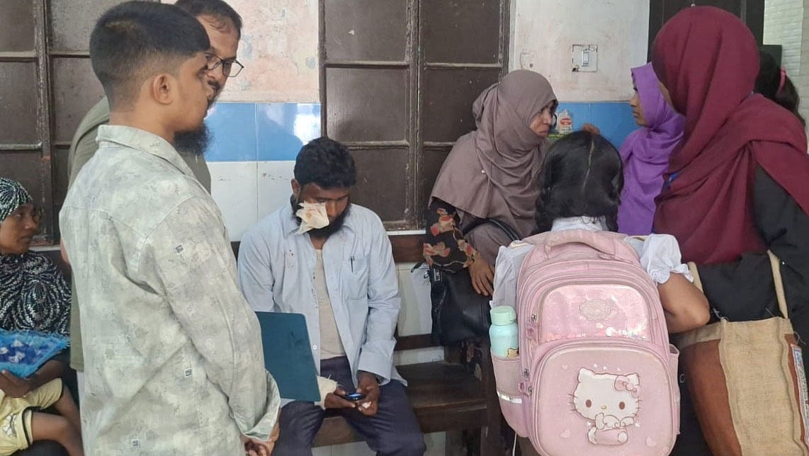 নড়াইলে বিদ্যালয়ে শিক্ষক ছুরিকাঘাতে আহত, অভিযুক্ত অফিস সহকারী পলাতক