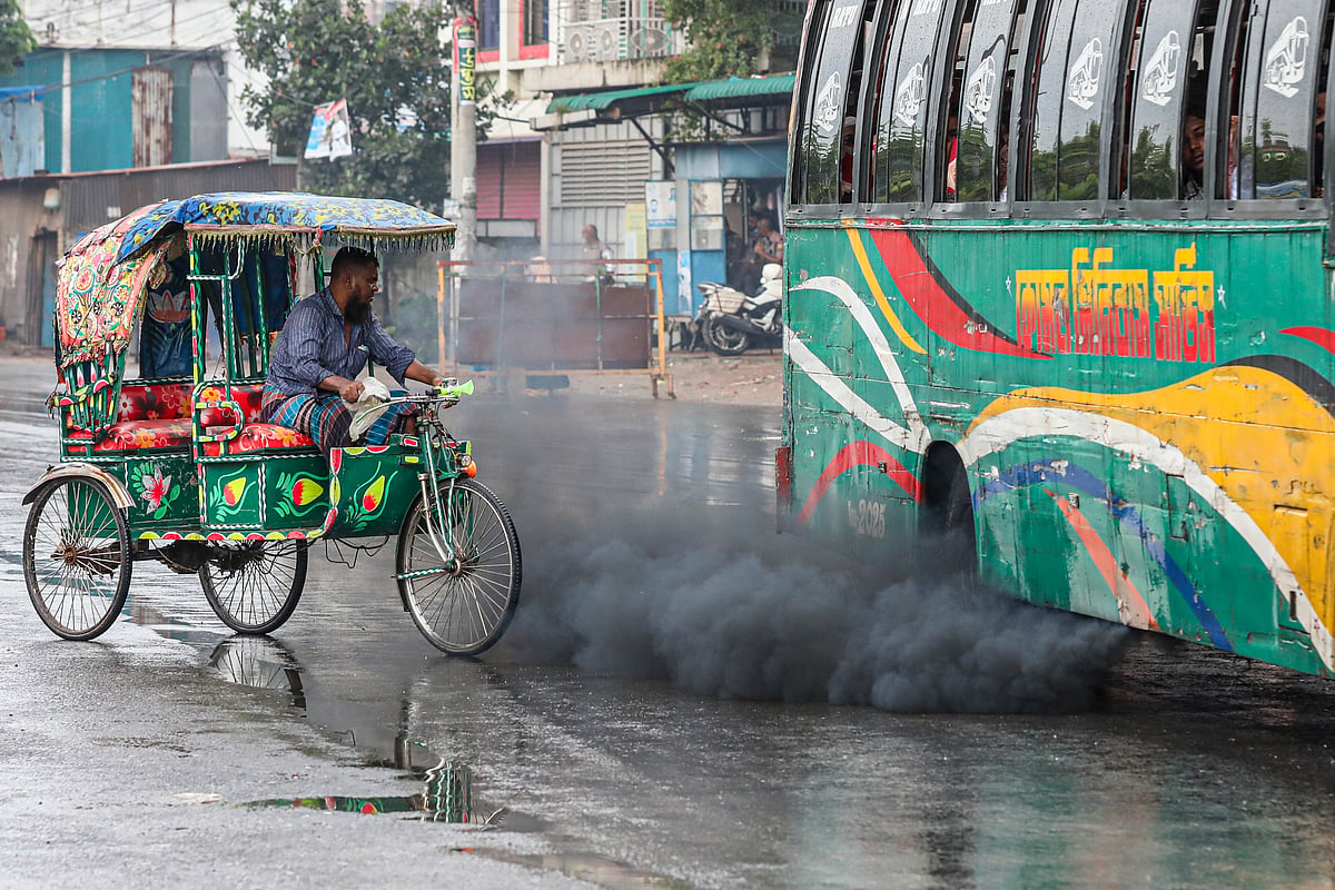 নিষেধাজ্ঞা উপেক্ষা করে মহাসড়কে অনিয়ন্ত্রিত যান চলাচল