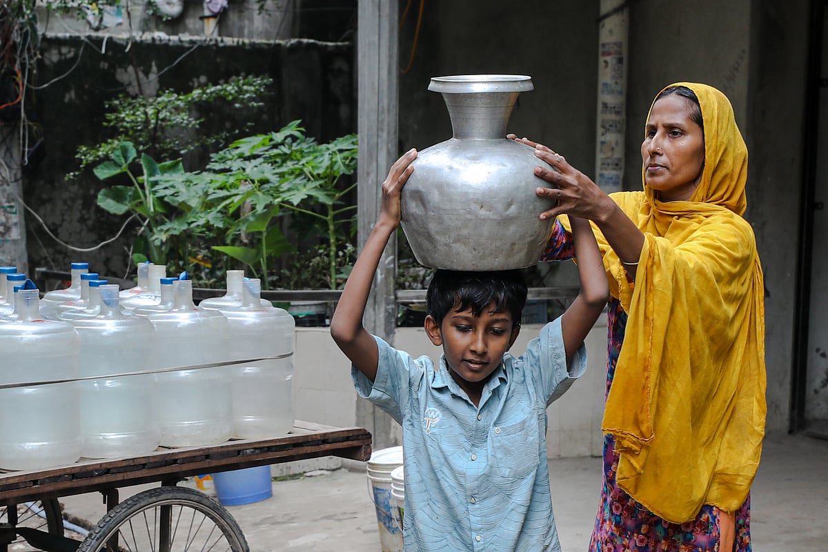 সংকটের দুই মাস, পানির খোঁজে বাসিন্দারা