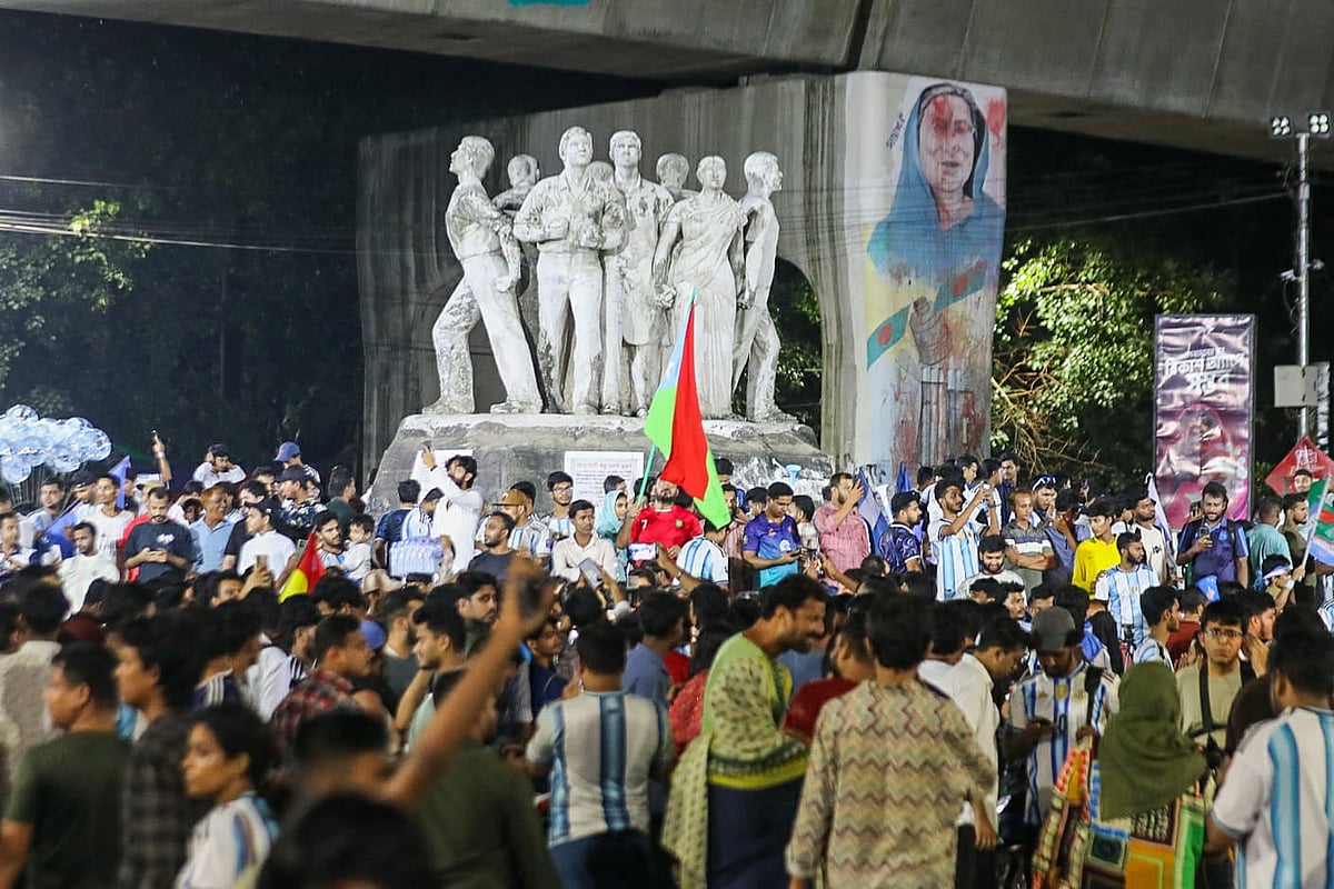 বিশ্বকাপ ফাইনালের উন্মাদনায় ঢাকা-চট্টগ্রাম