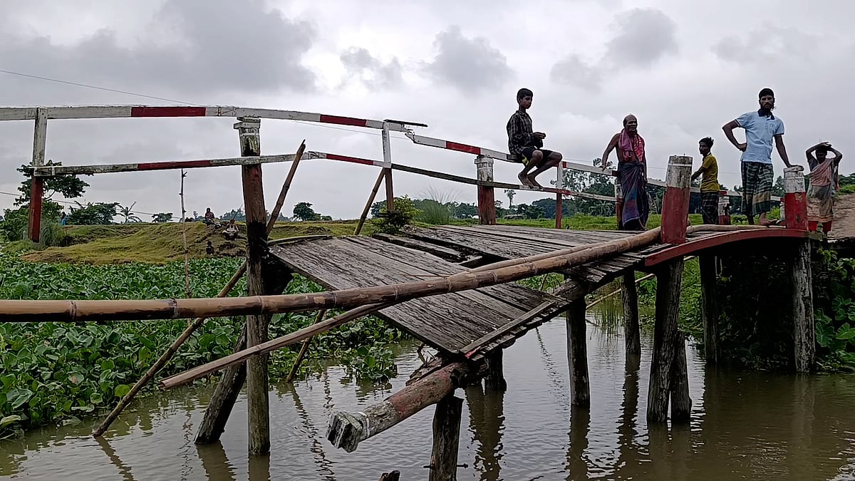 গুচ্ছগ্রামে নেই যোগাযোগের পথ, ভাঙা সাঁকোয় অবরুদ্ধ ২৪০ পরিবার
