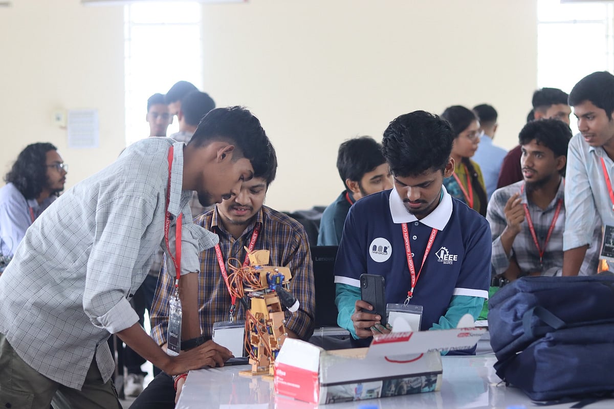 ১৮০ সেকেন্ডে গবেষণার মডেল উপস্থাপন; ডেঙ্গু, এআই ও দুর্যোগ ব্যবস্থাপনায় শিক্ষার্থীদের উদ্ভাবনী ভাবনা