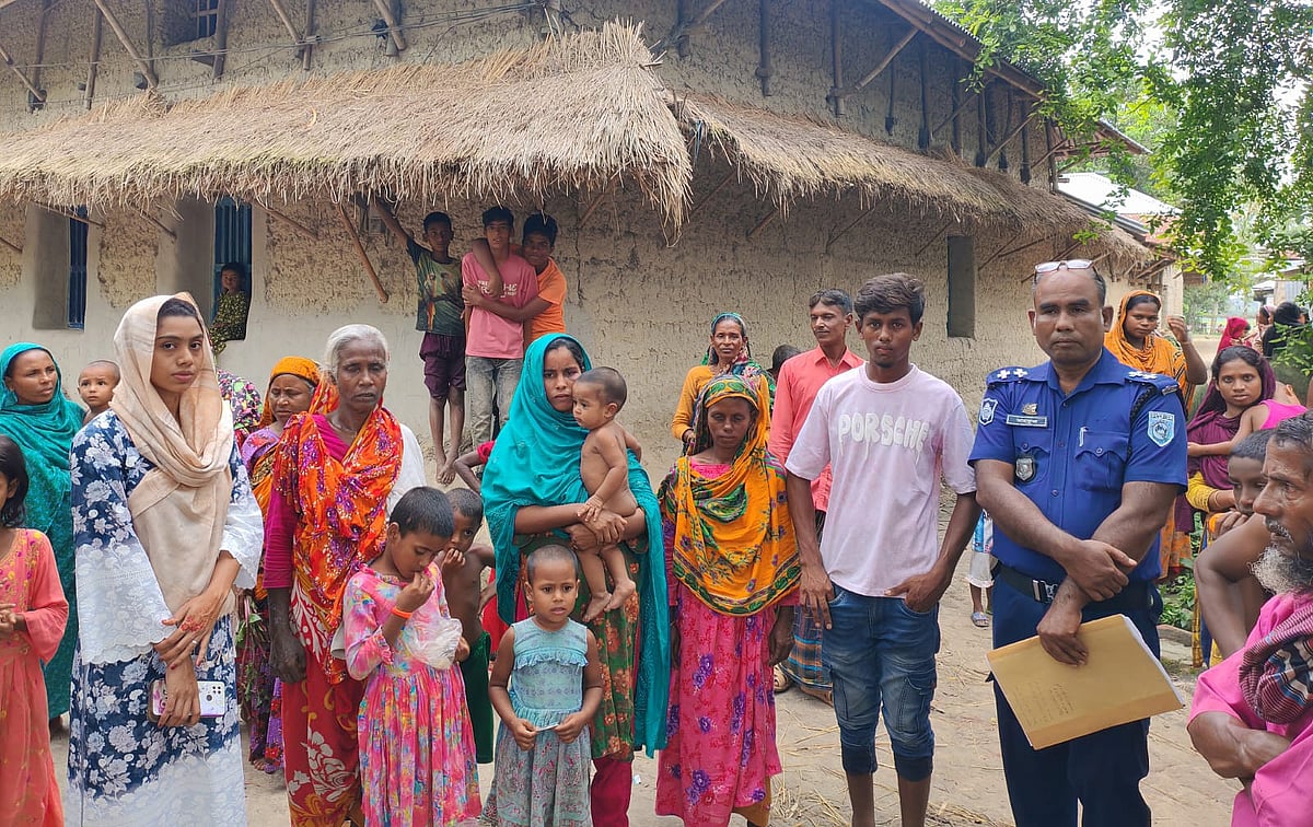 মায়ের অপেক্ষায় সড়কের পাশে কাঁদছিল দুই শিশু, পুলিশের সহায়তায় ফিরল পরিবারে