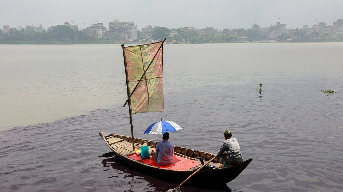 বর্ষার কারণে রাজধানীর বুড়িগঙ্গা নদীর পানি কিছুটা পরিষ্কার হলেও শ্যামপুর এলাকায় ডাইং কারখানার তরল বর্জ্যে পানি আবার কালো হয়ে উঠেছে।