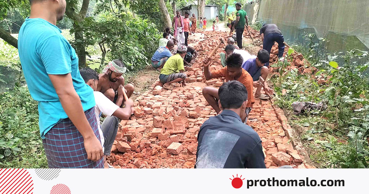 উন্নয়ন না হওয়ায় নিজেরাই রাস্তা সংস্কারে নেমেছেন নাটোরে এক গ্রামের তরুণেরা উন্নয়ন না হওয়ায় নিজেরাই রাস্তা সংস্কারে নেমেছেন নাটোরে এক গ্রামের তরুণেরা