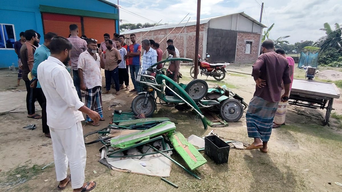 চালকের বদলে হেলপারের হাতে ছিল স্টিয়ারিং, ট্রাকচাপায় প্রাণ গেল ৩ জনের