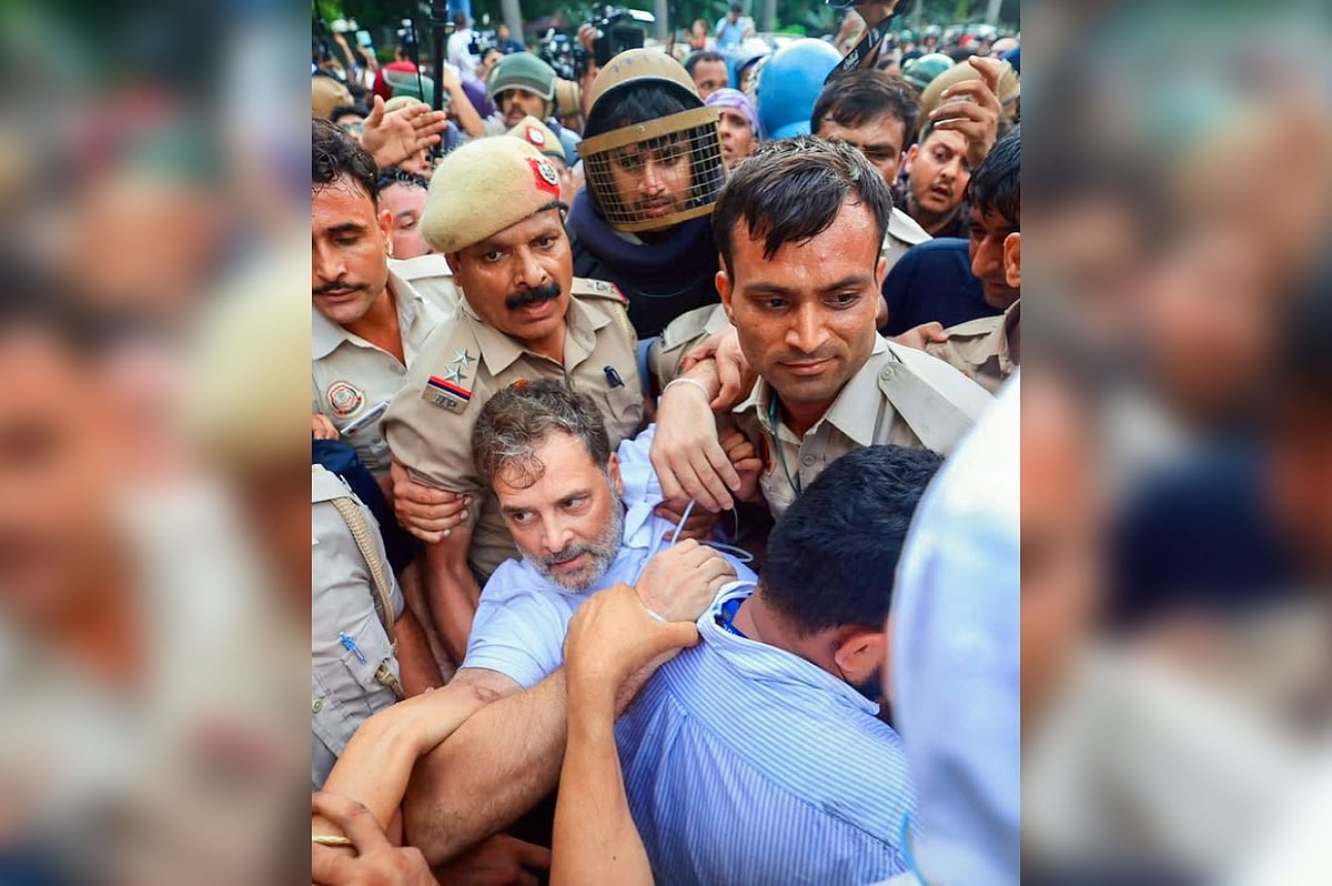 নয়াদিল্লিতে প্রধানমন্ত্রীর বাসভবনের সামনে অবস্থান কর্মসূচি থেকে কংগ্রেস নেতা রাহুল গান্ধীকে আটক করে নিয়ে যায় পুলিশ। ২১ জুলাই ২০২৬ 