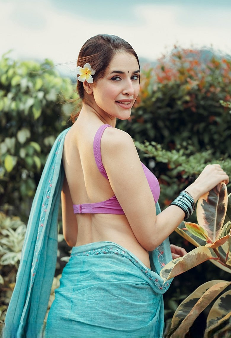 শাড়িতে স্নিগ্ধ আবেদন ছড়ালেন স্নিগ্ধা