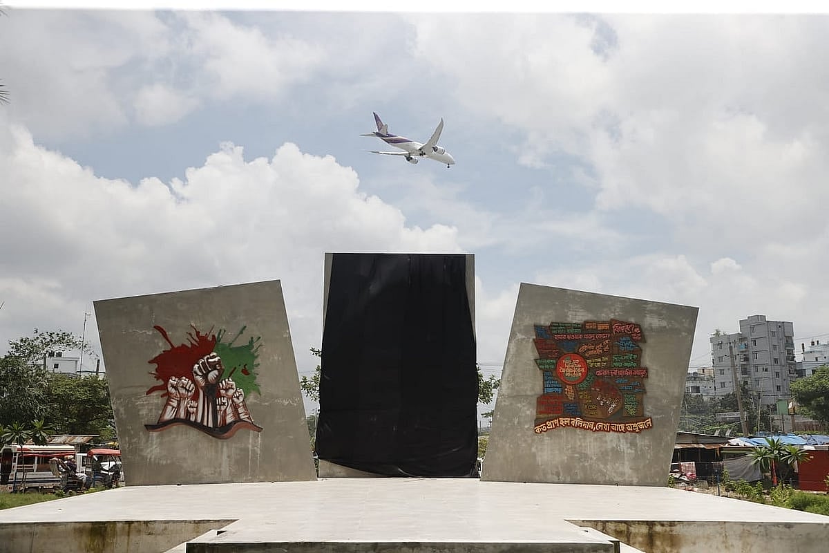 উত্তরায় জুলাই শহীদ নারীদের ভাস্কর্য ঢাকল কারা