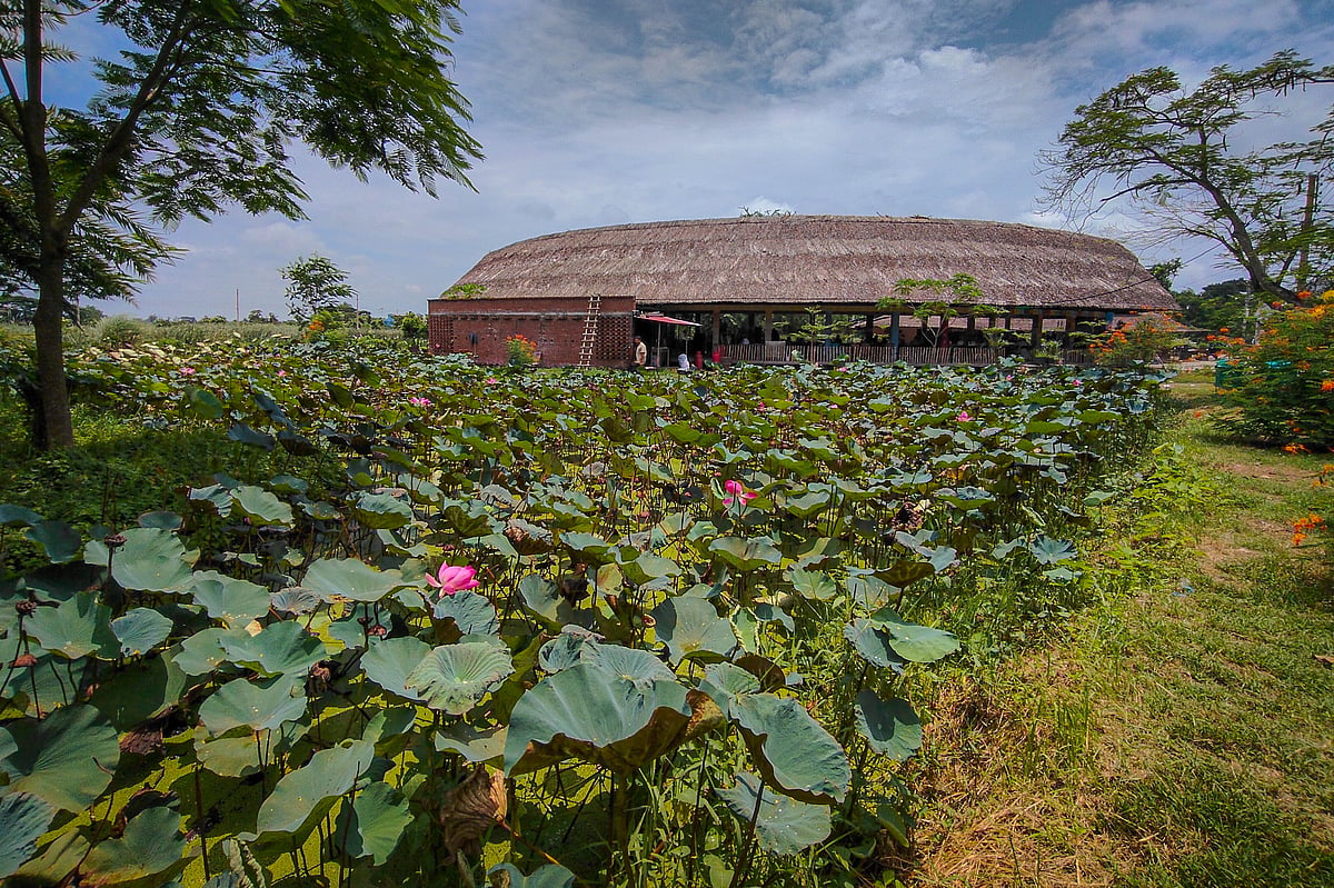 খুলনা বিশ্ববিদ্যালয়ের ক্যাফেটেরিয়ার পাশের পদ্মপুকুর