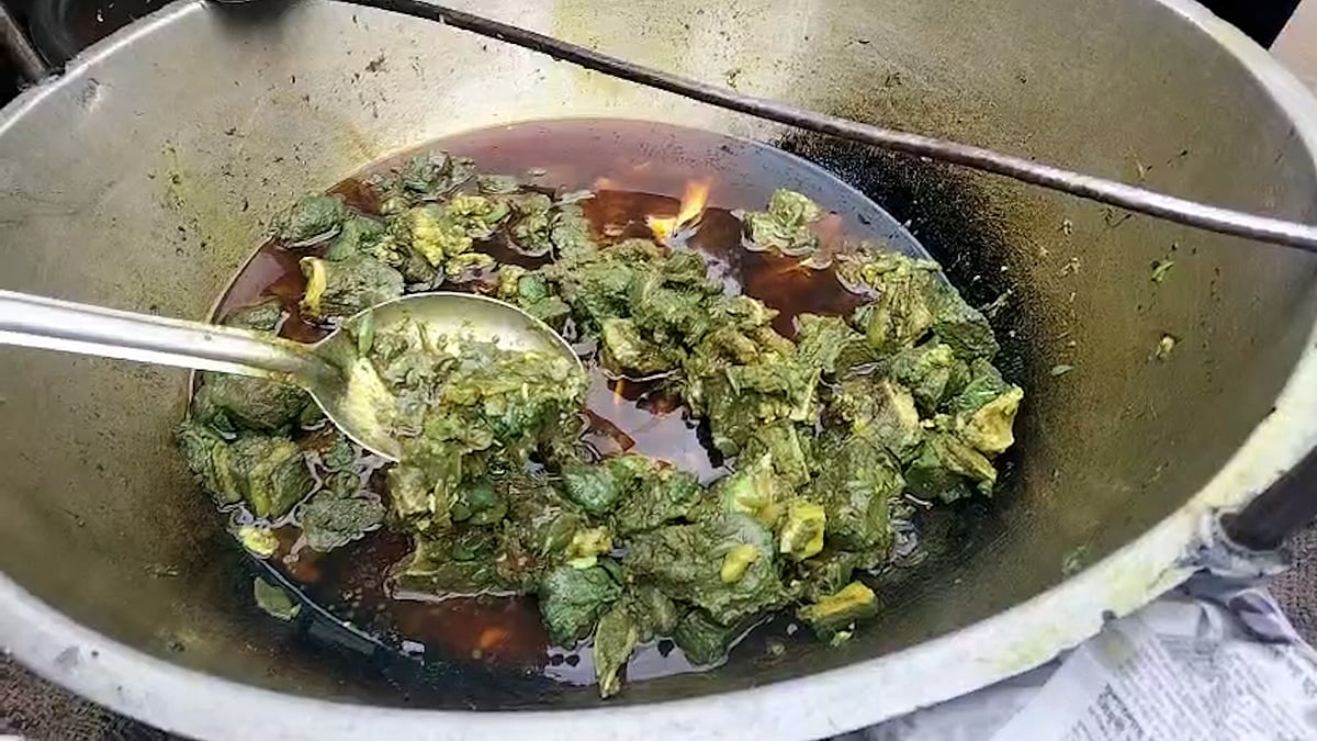 রান্নার সময় সবুজ হয়ে যায় মাংস, কড়াই নিয়ে থানায় হাজির