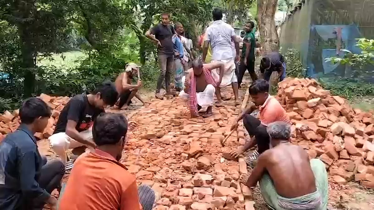 সরকারি সহায়তার অপেক্ষা নয়, চাঁদা তুলে রাস্তা বানাচ্ছেন গ্রামের তরুণেরা