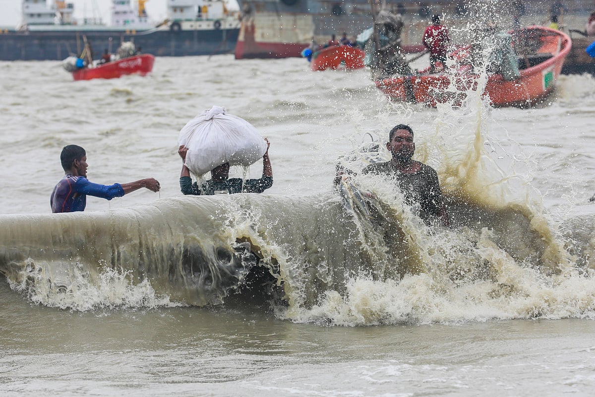 ঢেউয়ের সঙ্গে জেলেদের লড়াই