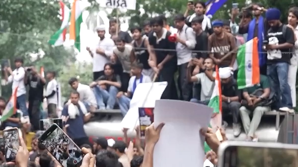 দিল্লির যন্তর মন্তরে ককরোচ জনতা পার্টির বিক্ষোভে কী কী হলো?