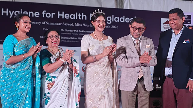 অতিথিদের সঙ্গে মিস ওয়ার্ল্ড বাংলাদেশ সামানজার সাঈদ