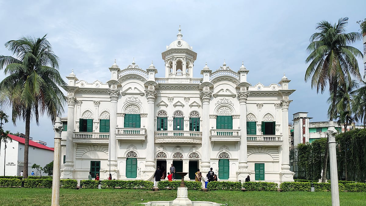 প্রায় শতবর্ষী শুভ্র দোতলা ভবনটি নজর কাড়ে দর্শনার্থীদের