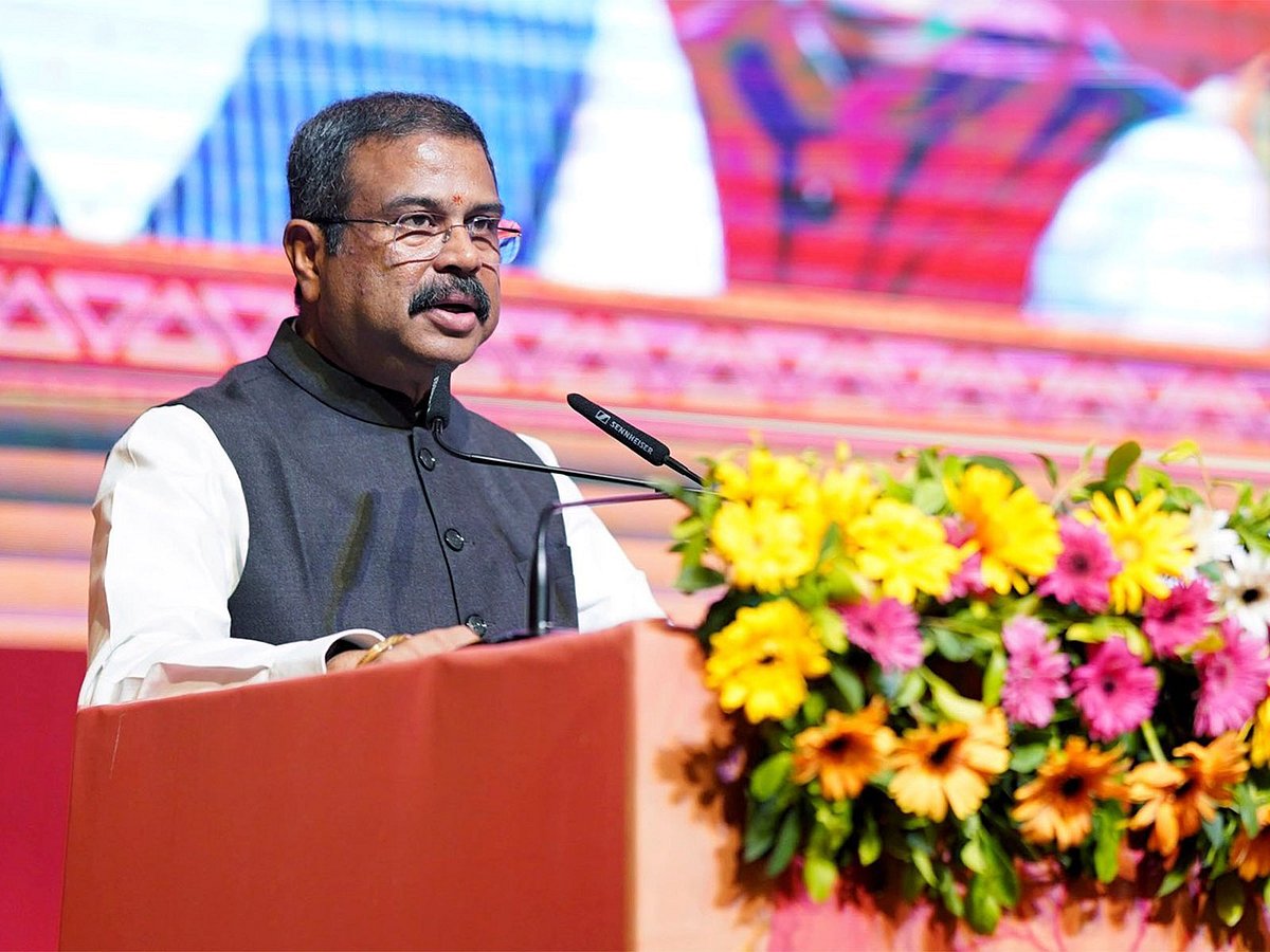 ‘তেলাপোকাদের’ আন্দোলনের মুখে পদত্যাগ করলেন ভারতের শিক্ষামন্ত্রী