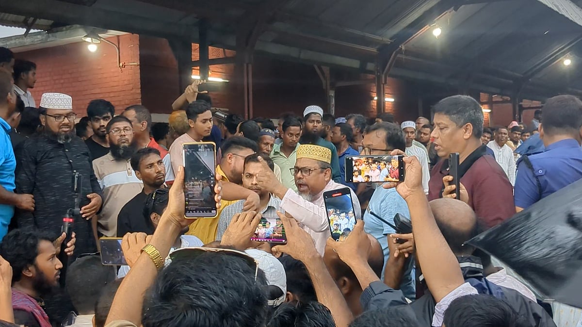 খোকসায় রেলস্টেশন অবরোধ, জামায়াতের সংসদ সদস্যের বিরুদ্ধে বিক্ষোভ