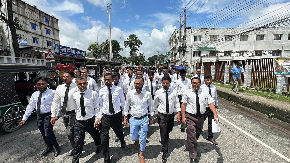 শিক্ষানবিশ আইনজীবীর দিকে পেপারওয়েট ছোড়া: গোপালগঞ্জে বিচারককে প্রত্যাহারের দাবি