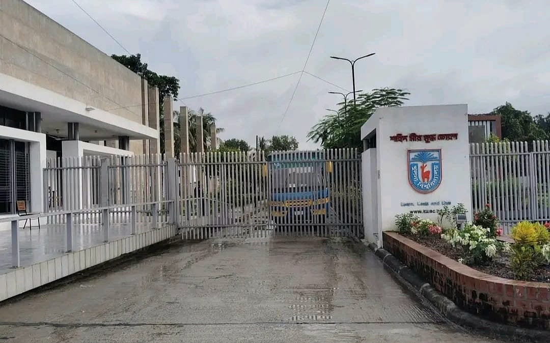 ছাত্রী হলের ওয়াশরুমে গোপনে ভিডিও ধারণ, কর্মচারী ও তাঁর স্ত্রীকে আটক