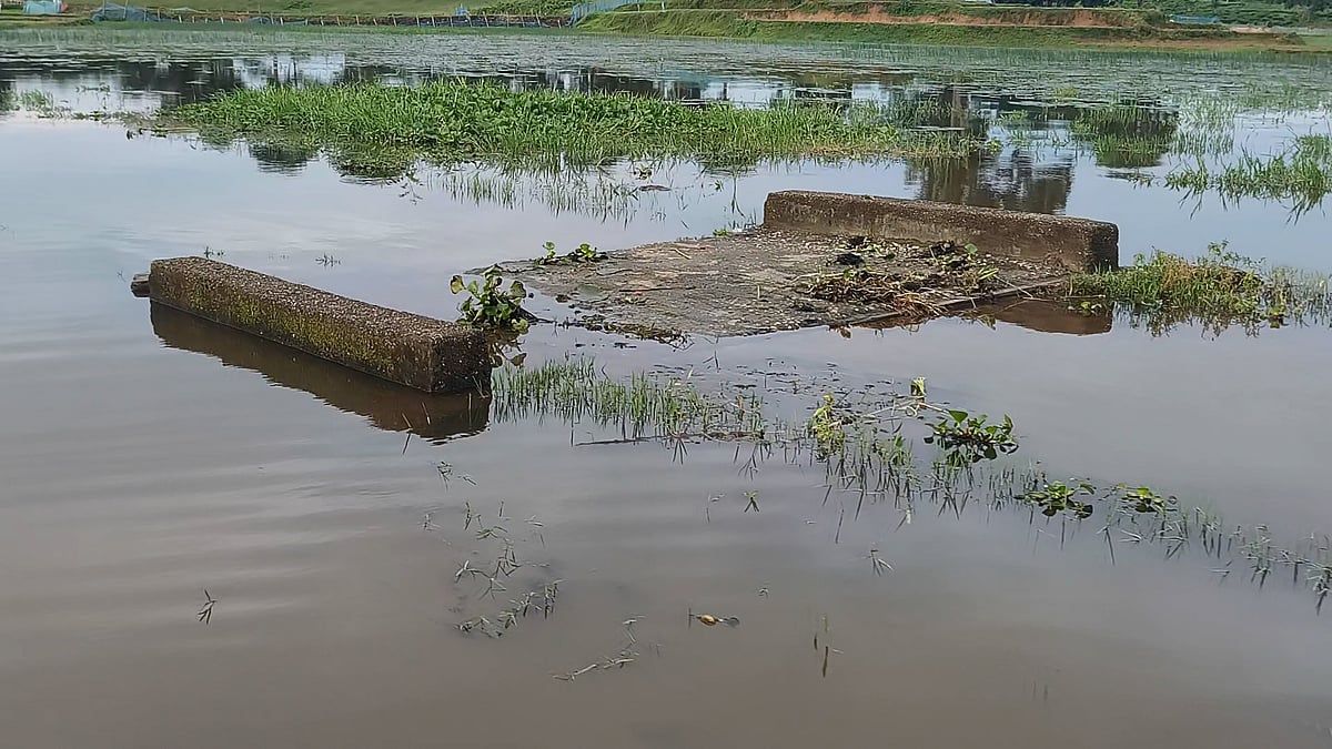 বর্ষা এলেই সড়ক ডুবে যায়, ভরসা নৌকা