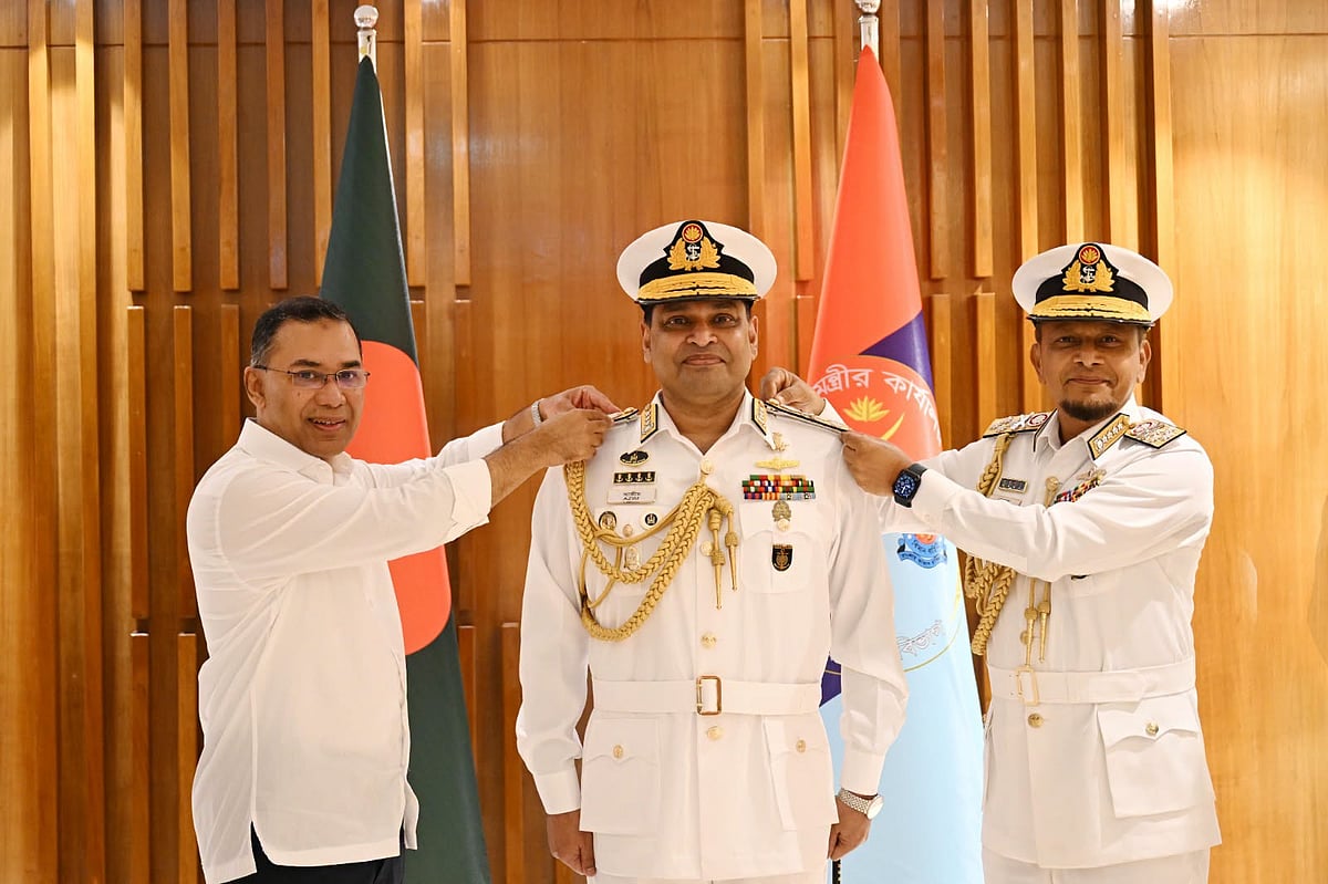 নৌবাহিনীর নবনিযুক্ত প্রধানকে র‍্যাঙ্ক ব্যাজ পরিয়ে দিলেন প্রধানমন্ত্রী