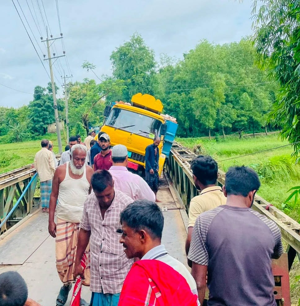 রাঙামাটিতে মেরামতের দুই দিনের মাথায় ইটবোঝাই ট্রাকের চাপে ভাঙল বেইলি সেতু