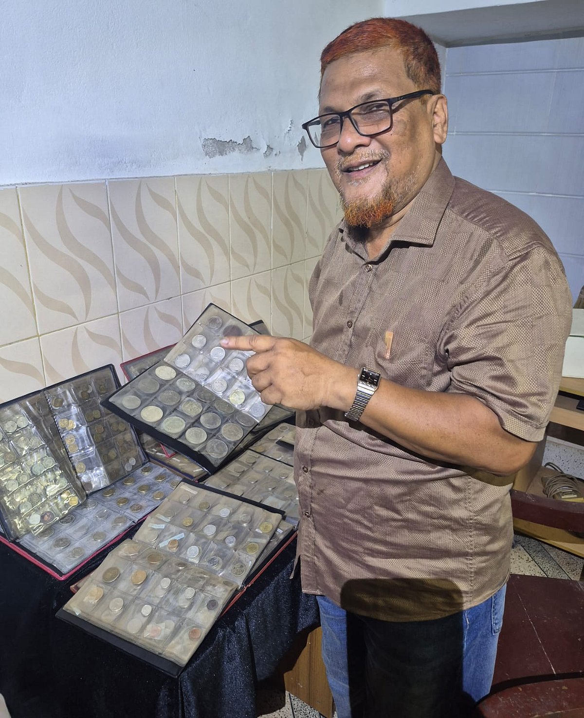 যশোরের লুৎফরের সংগ্রহশালায় শতাধিক দেশের মুদ্রা