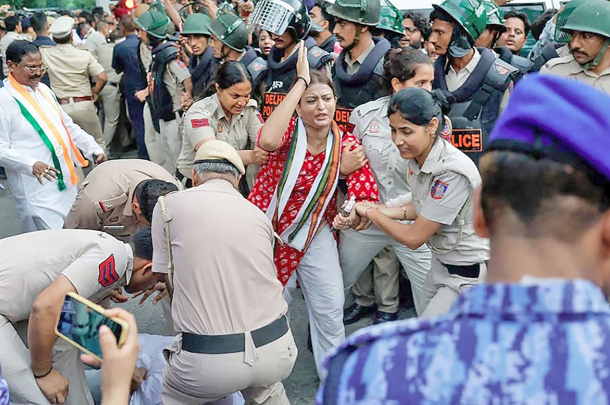 দিল্লির রাজপথ যখন জ্বলছে, সংসদ তখন চুপ থাকতে পারে না