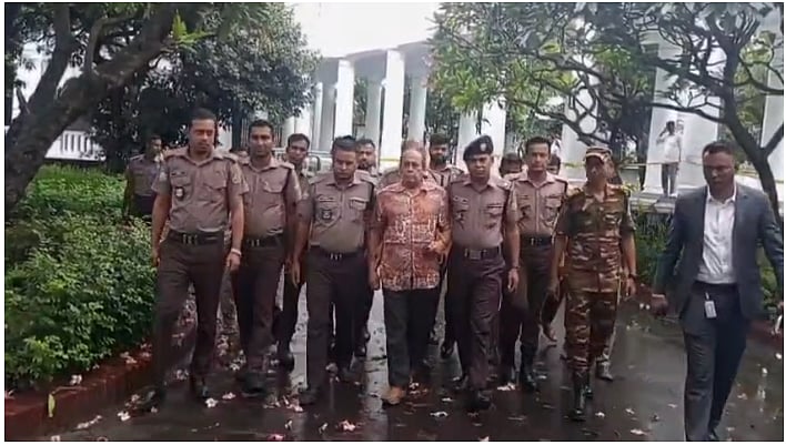 সাবেক সেনা কর্মকর্তা মোজাফফরকে ট্রাইব্যুনালে আনা হয়েছে
