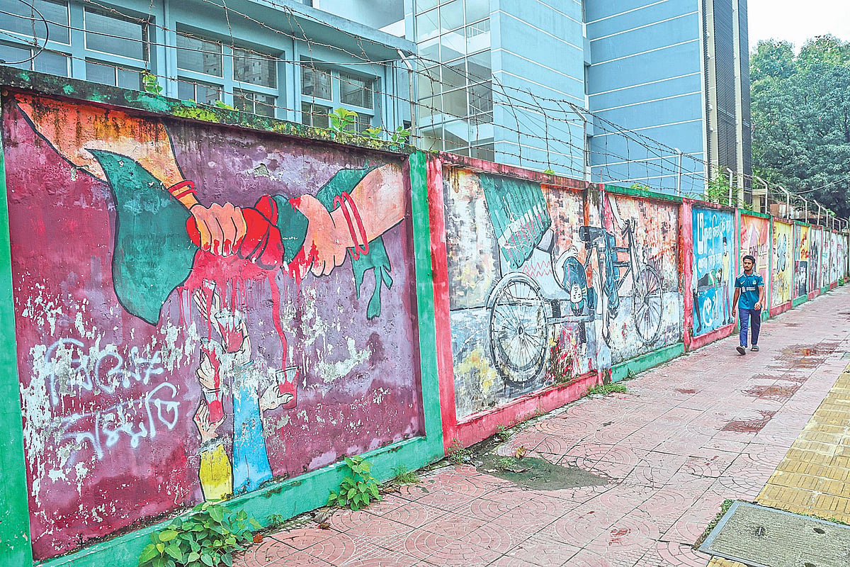 মুছে যাচ্ছে জুলাই গ্রাফিতির রং