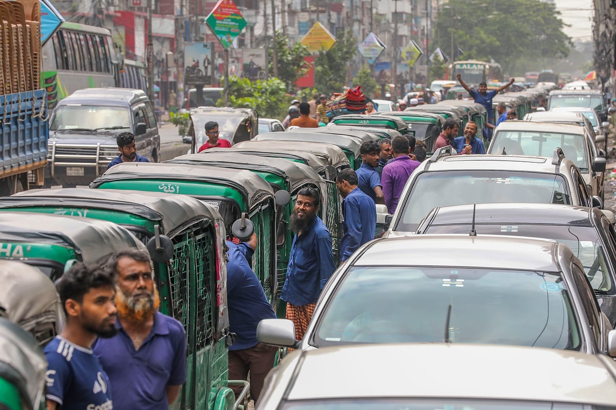 ফিলিং স্টেশনে এবার গ্যাসের জন্য দীর্ঘ লাইন