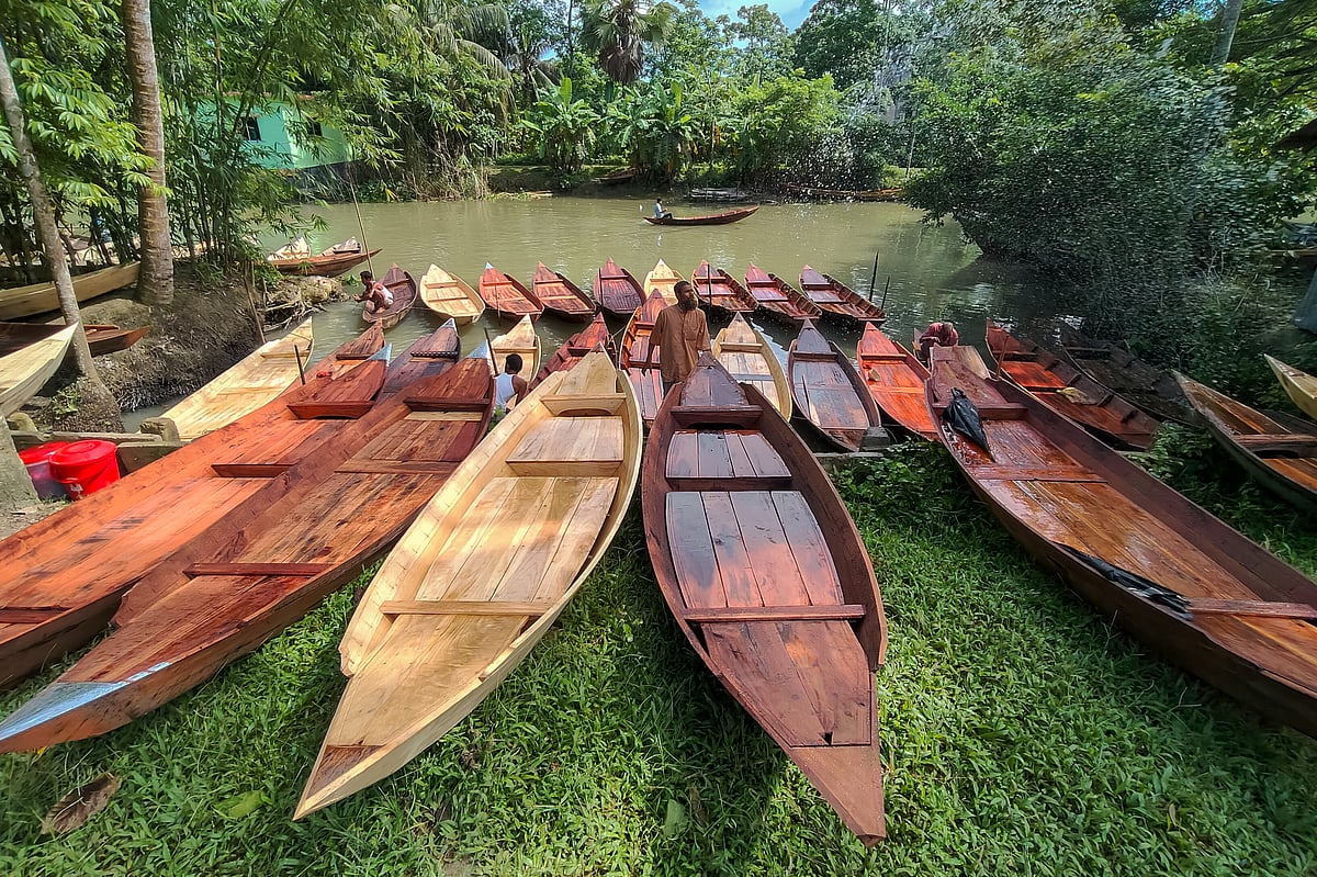 শতবর্ষী নৌকার হাট