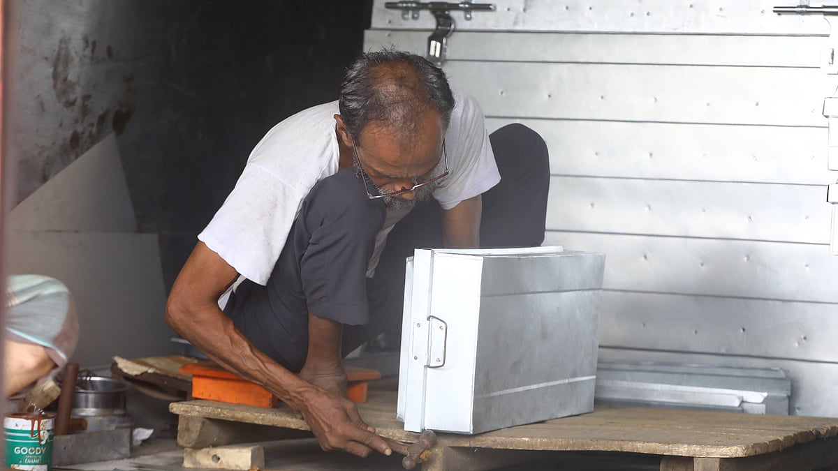 বাদশা মিয়া প্রায় ২৯ বছর ধরে ট্রাংক তৈরি করছেন।