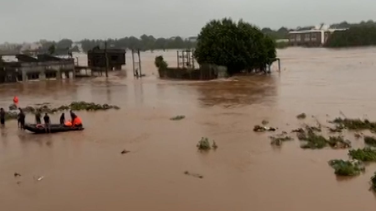 গুজরাটে যাত্রীবাহী বাস আটকে গেছে বন্যায়, প্রাণ বাঁচাতে ছাদে উঠেছেন যাত্রীরা