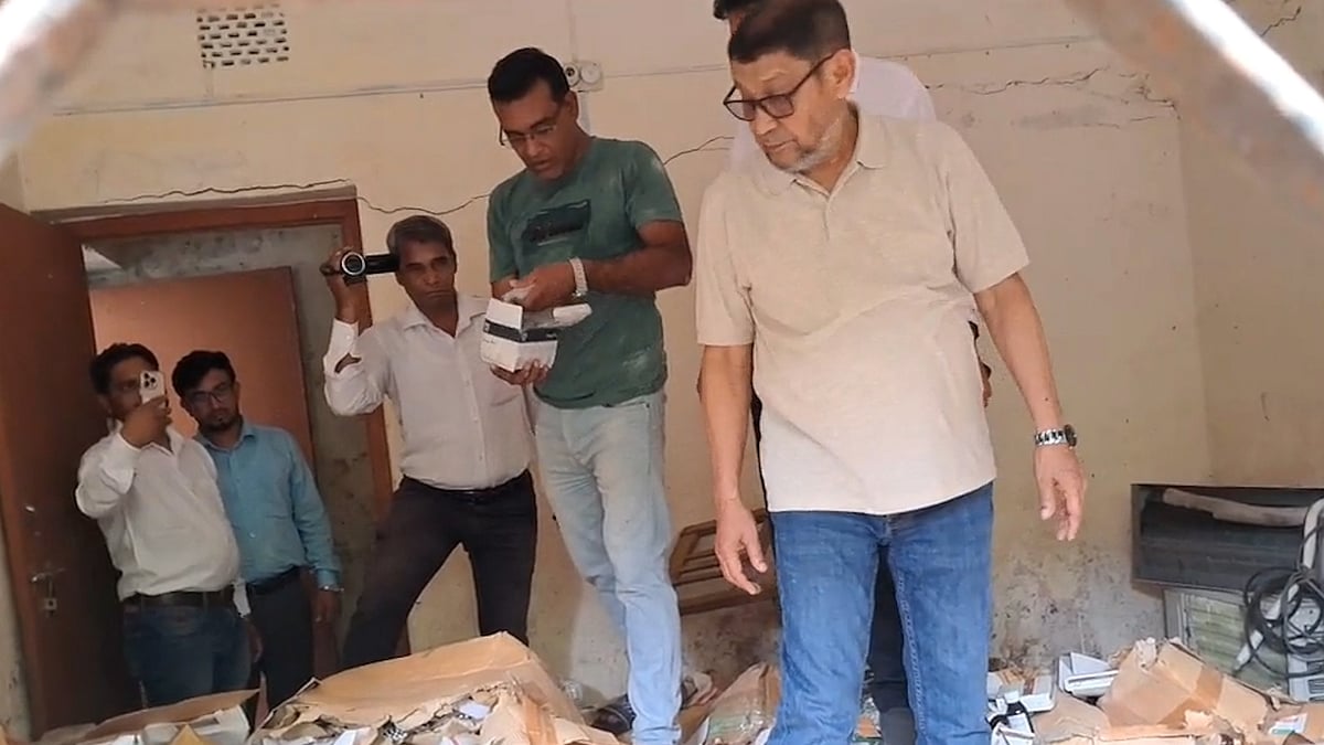 হাসপাতালের শৌচাগারে স্যালাইন, পরিত্যক্ত কক্ষে ওষুধের স্তূপ