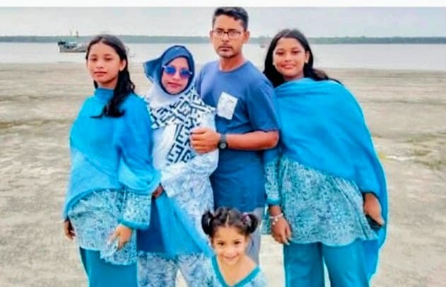 পানিতে ঝাঁপ দিয়ে মেয়েকে বাঁচাতে পারলেও মারা গেলেন বাবা