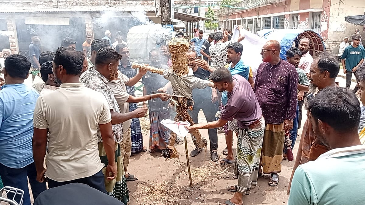 সংসদ সদস্য গাজী নজরুলের পদত্যাগের দাবিতে শ্যামনগরে কুশপুত্তলিকা দাহ