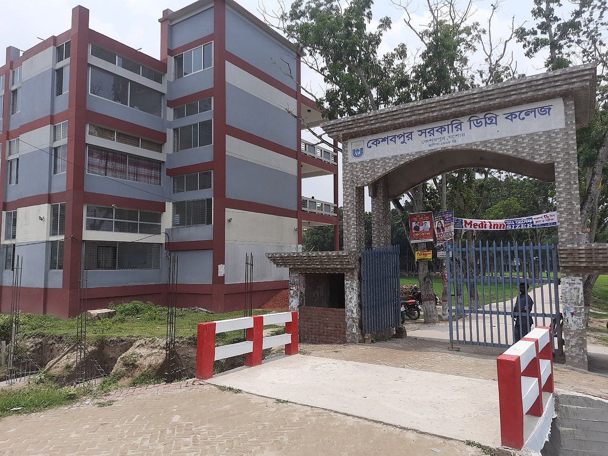 ভূগোলের শিক্ষক পড়ান কৃষিশিক্ষা, রসায়নের শিক্ষক নেই