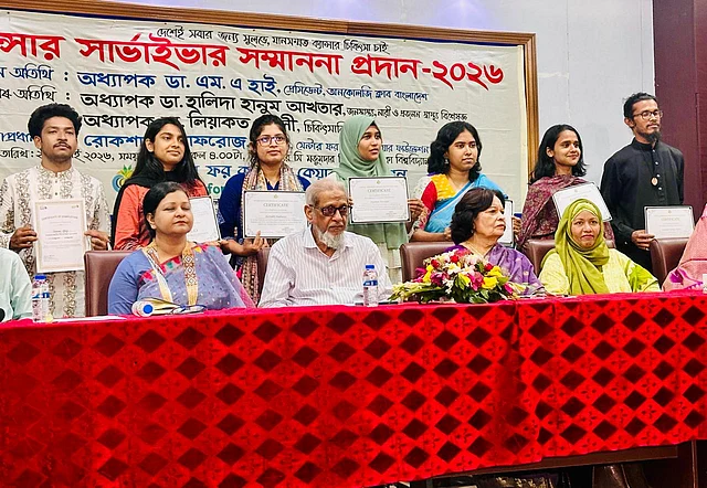 অতিথিদের সঙ্গে স্বেচ্ছাসেবকরা