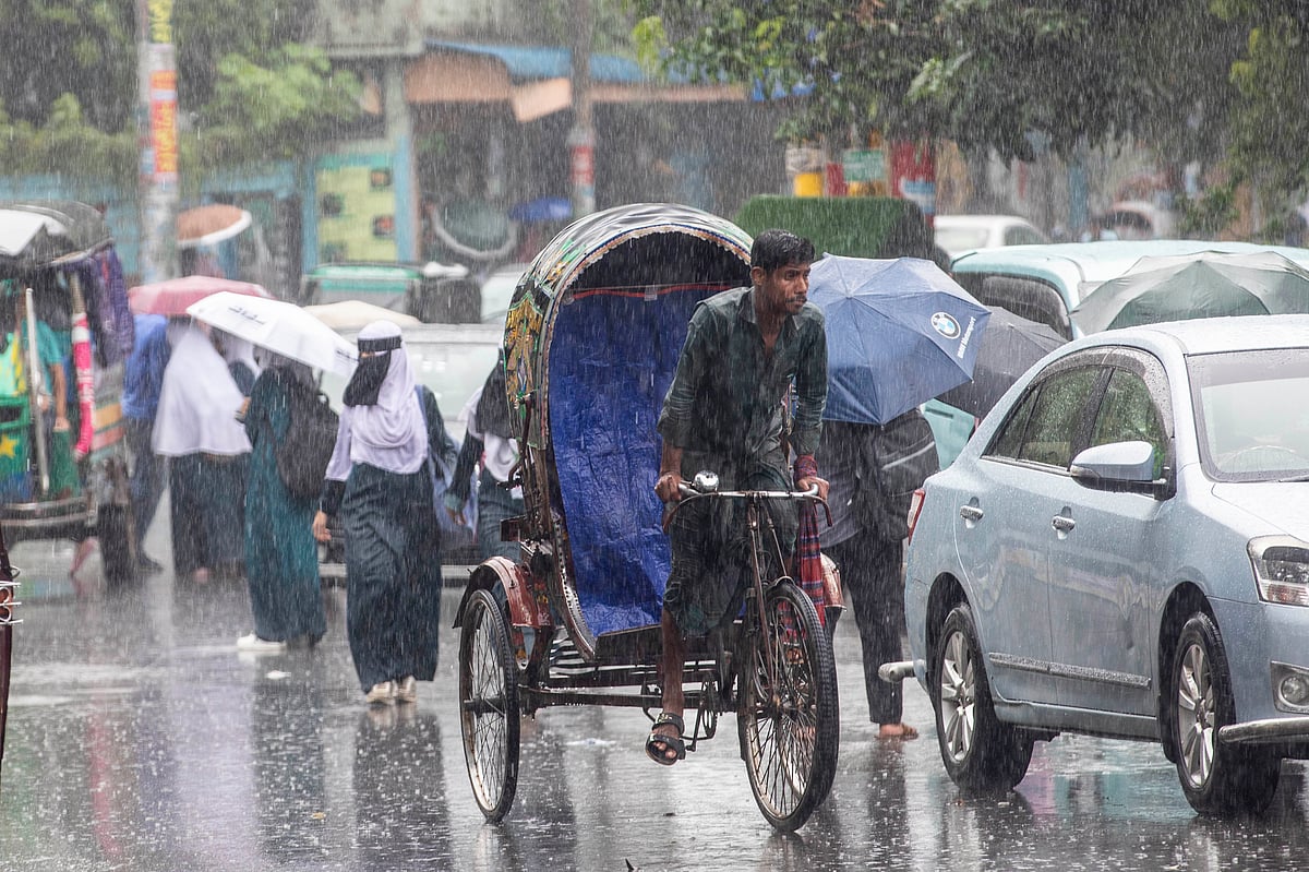 ঝুম বৃষ্টির মধ্যেও যাত্রী নিয়ে গন্তব্যের পথে ছুটছেন এক রিকশাচালক।