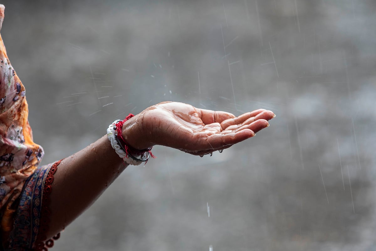 বৃষ্টির ছোঁয়ায় নগরের ব্যস্ত দুপুর
