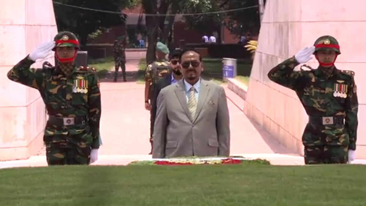 জিয়াউর রহমান ও খালেদা জিয়ার কবরে ভারপ্রাপ্ত রাষ্ট্রপতির শ্রদ্ধা নিবেদন