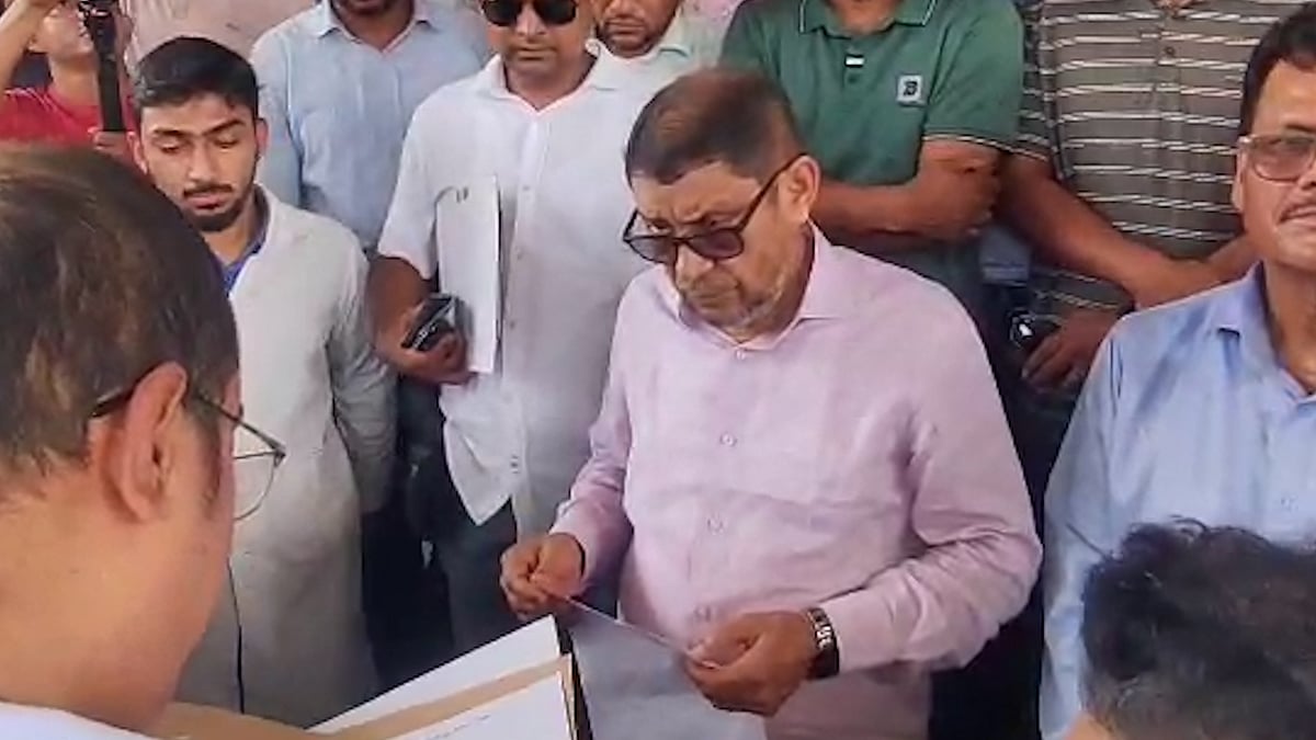সাতক্ষীরায় বিভিন্ন হাসপাতালে স্বাস্থ্যমন্ত্রীর পরিদর্শন, দুই চিকিৎসক সাময়িক বরখাস্ত