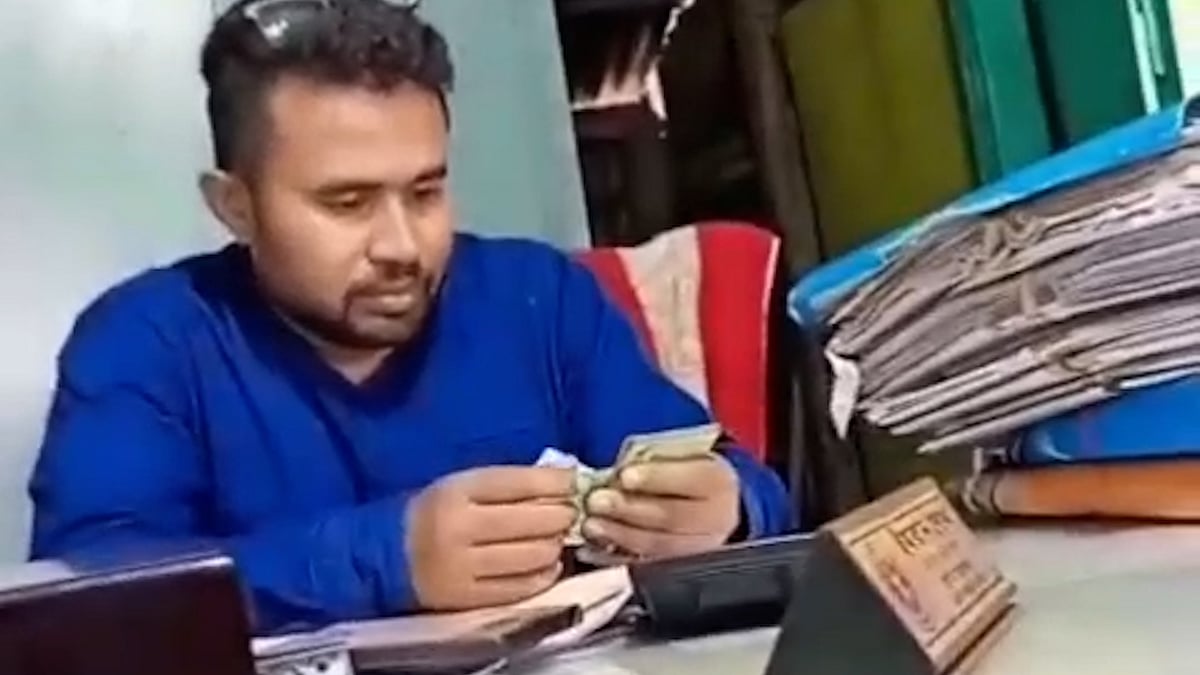 গুনে গুনে ঘুষ নেওয়ার ভিডিও ভাইরাল, ধারের টাকা দাবি ভূমি কর্মকর্তার