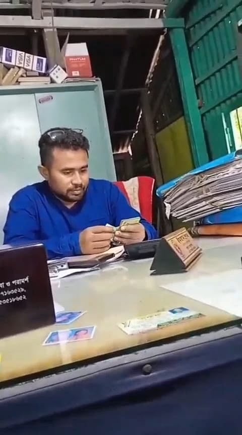 ফরিদপুরে ঘুষ নেওয়ার ভিডিও ভাইরাল, ভূমি কর্মকর্তাকে সাময়িক বরখাস্ত