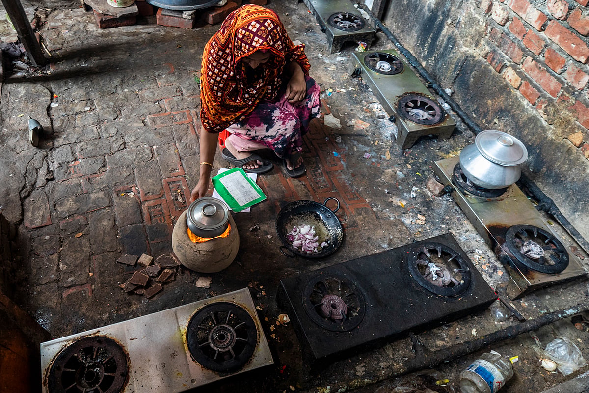 রান্নাঘরে মাটির চুলা, সিএনজি স্টেশনে অপেক্ষা