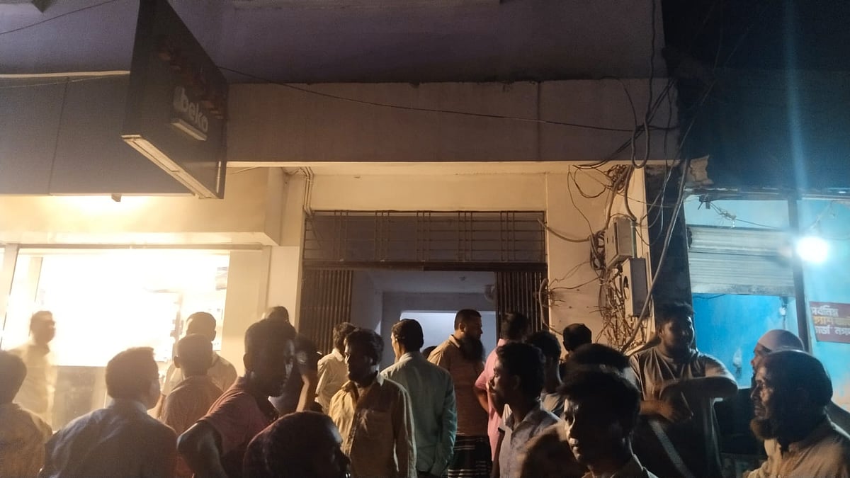 গাইবান্ধায় ইসলামী ব্যাংকের এজেন্ট ব্যাংকিং শাখায় টাকা আত্মসাত, ঘেরাও করে বিক্ষোভ